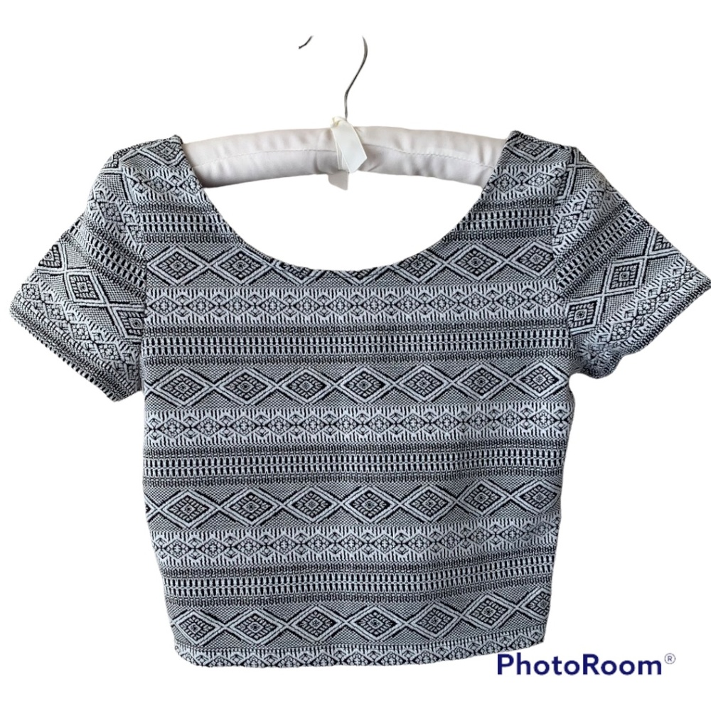 H&M Divided Crop Top Scoop Neck Short Sleeve Black and White Geometric Small